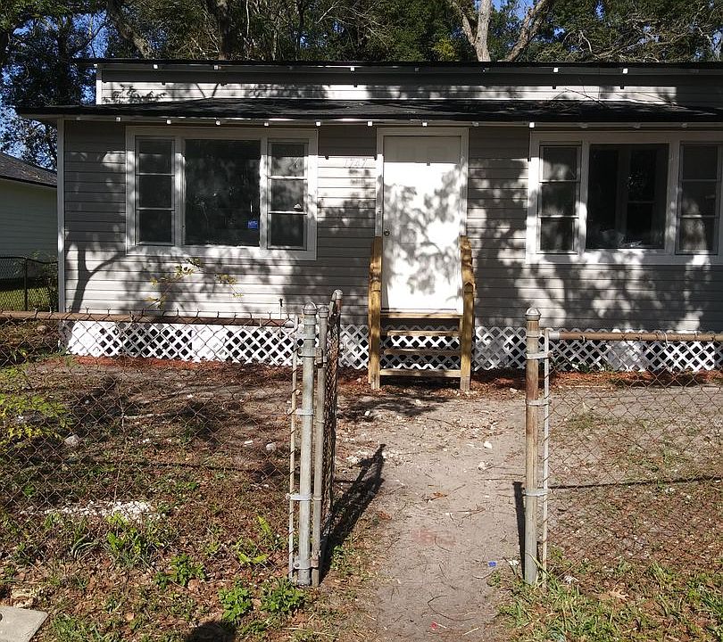 1st image of 1747 W 43rd St