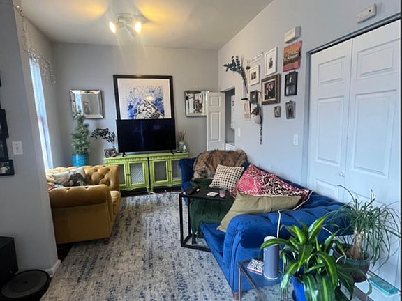 5th image of 1402 N Greenview Ave #2R
