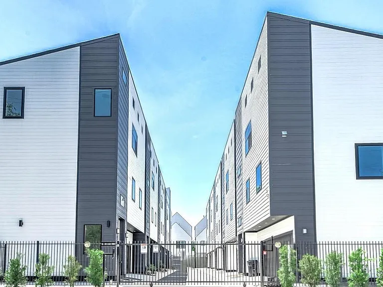 313 N Nagle St — Photo 2