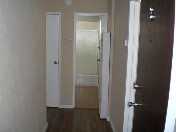 5th image of 929 Oak St APT 3