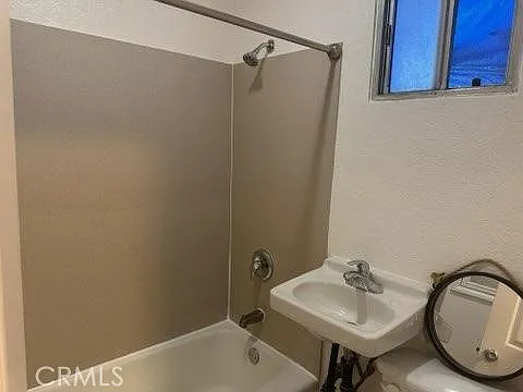 852 W 18th B Bay #B — Photo 9