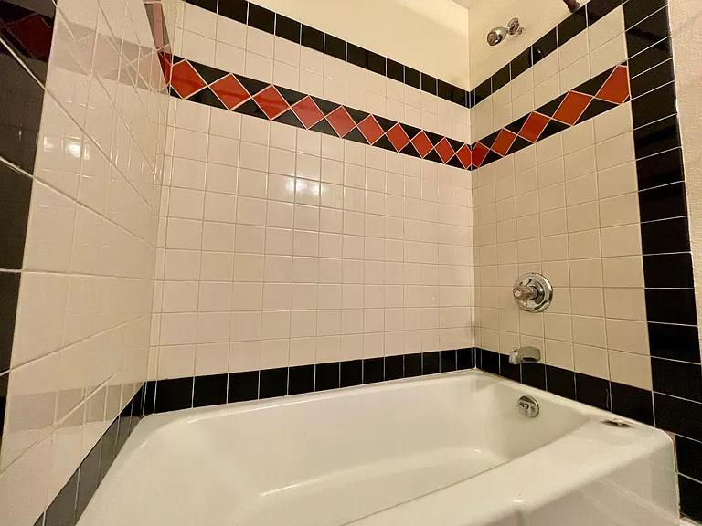 Gresham Duplex with Private Yard and a Single Car Garage! Gresham Station! — Photo 8