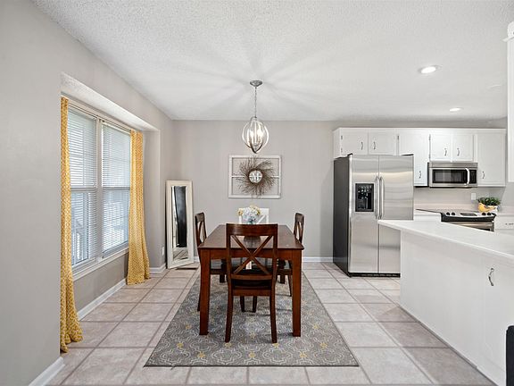 3rd image of 286 Kathleen Ct