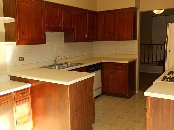 5th image of 275 Coventry Cir