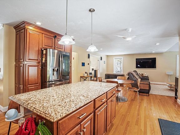 4th image of 890 Maple St