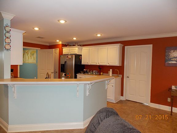 5th image of 221 Foxglove Dr