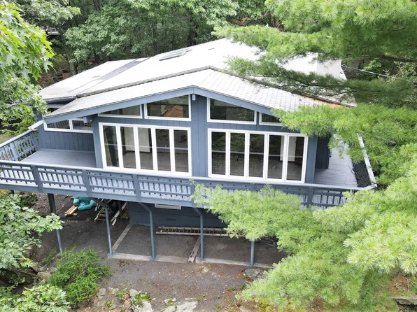 802 Osprey Ct, Lords Valley, PA 18428