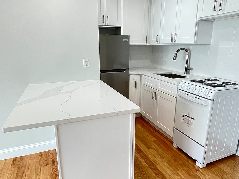 23 Claremont Ave #E — Photo 8