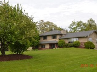 1514 Morraine Dr, Woodstock, IL 60098
