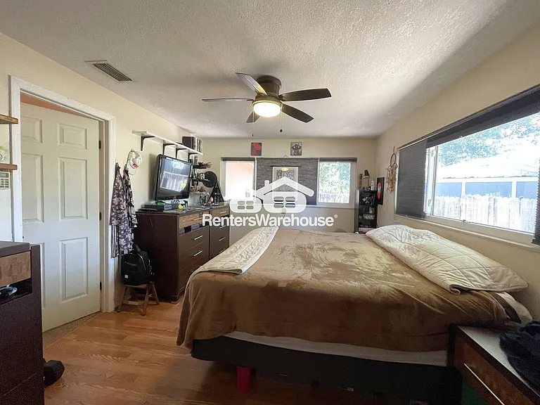 802 Embassy Rd — Photo 16