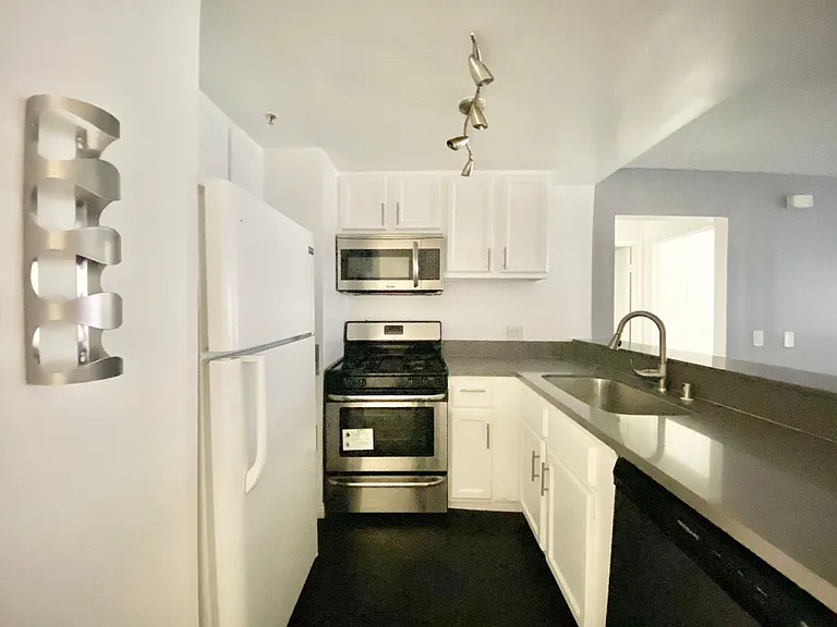 256 S Rampart Blvd — Photo 12