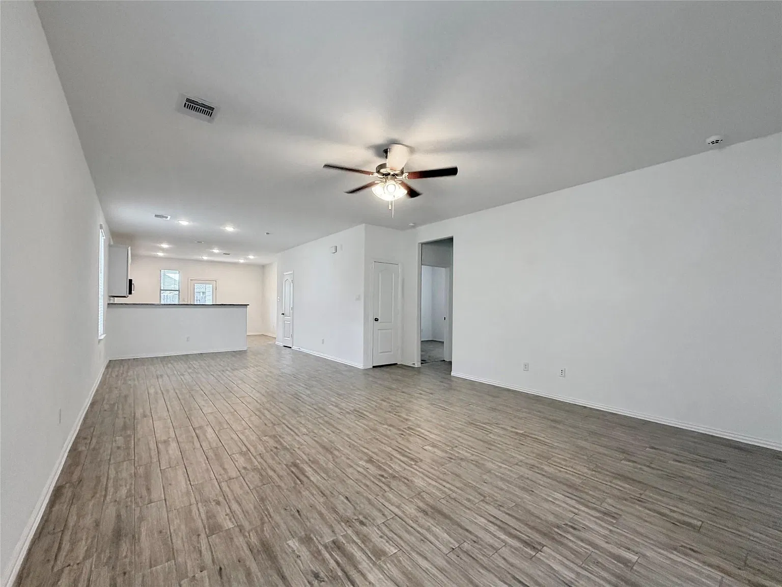3 bed, 2.0 bath, 1602 sqft, $1,900 — Photo 3
