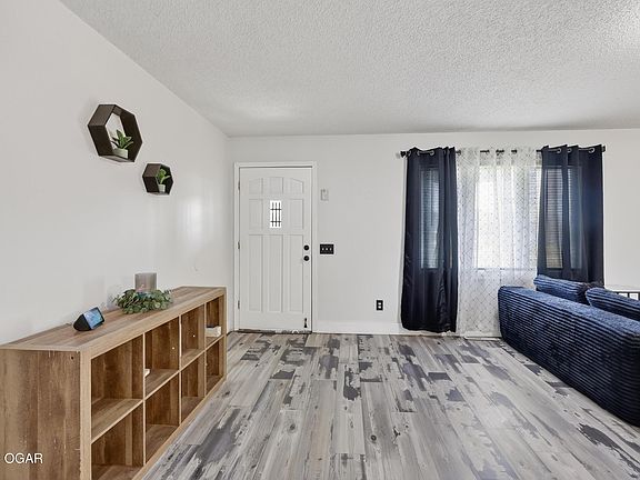2nd image of 124 Circle Dr