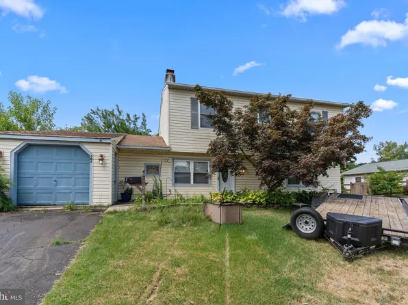 27 Friendly Ln, Levittown, PA 19055