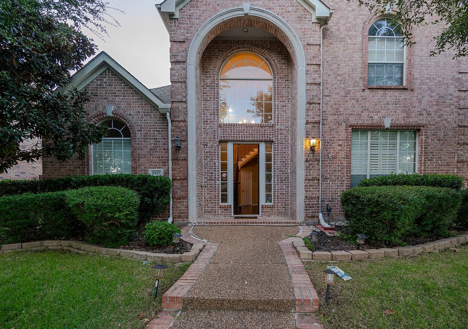 Beautifully maintained home in exemplary Frisco ISD! This 4-bedroom, 3.5-bath home features a 3-c... — Photo 3