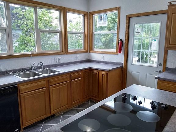 4th image of 425 N 9th Ave E