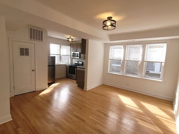 2nd image of 1101 N Avers Ave #16859279