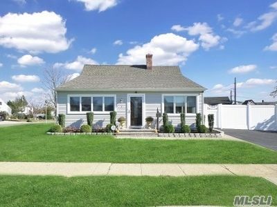 1 Hub Ln, Levittown, NY, 11756