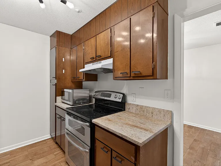 325 Cambout St — Photo 5