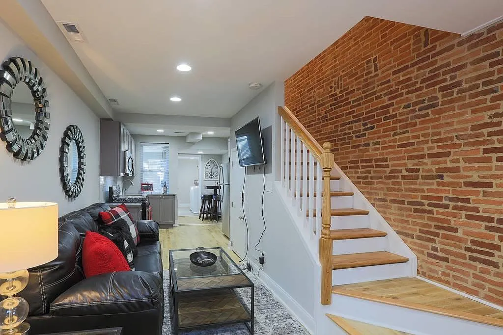 Building Photo - 418 S Madeira St