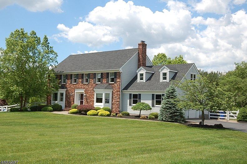 1st image of 1 Squires Ln