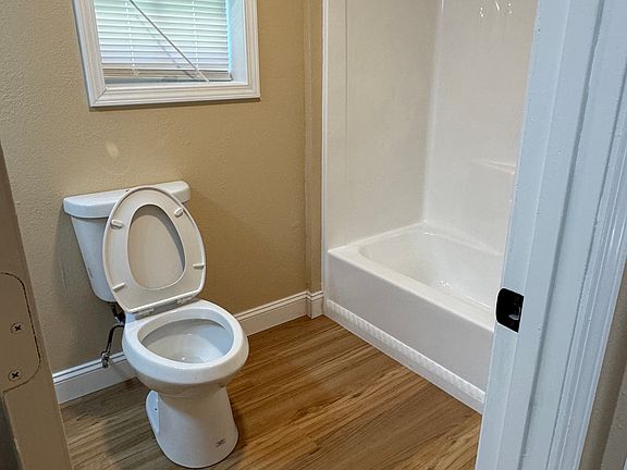 3rd image of 184 Westwood Dr APT B