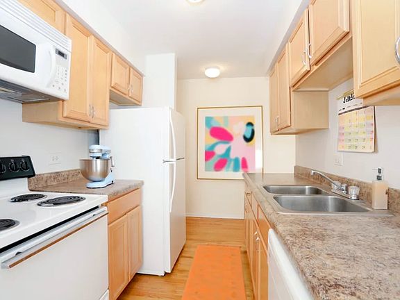 2nd image of 6725-37 N Sheridan Rd #208