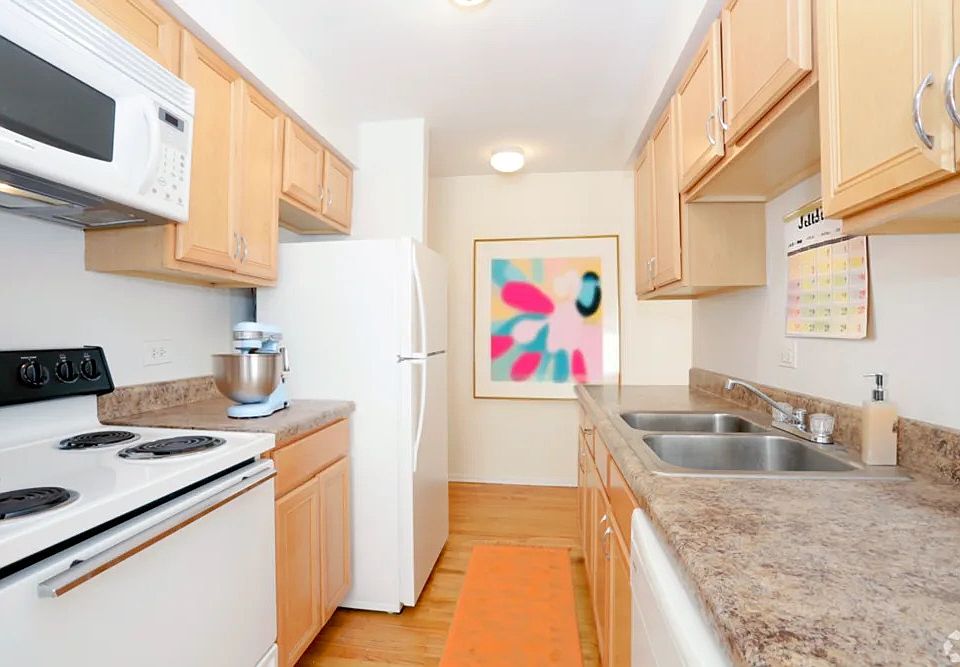 1st image of 6725-37 N Sheridan Rd #403