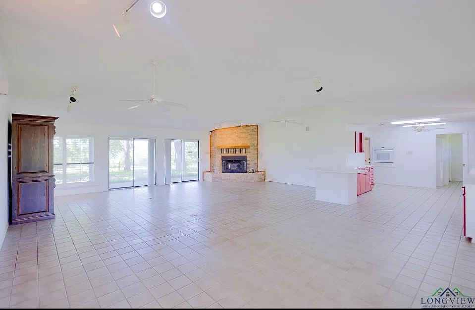 307 E Fairlane Dr