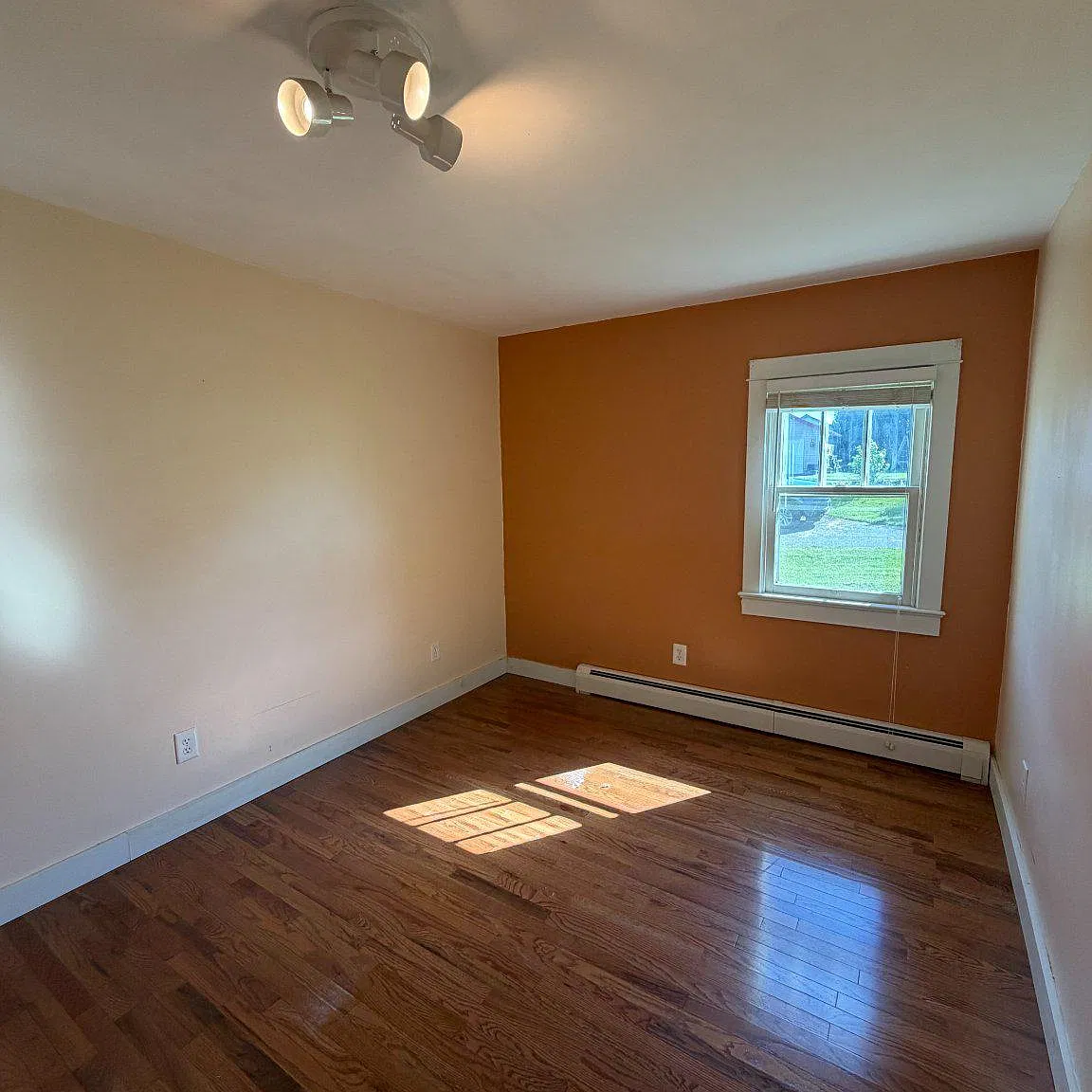 3 bed, 1.0 bath, 1596 sqft, $1,500 — Photo 2