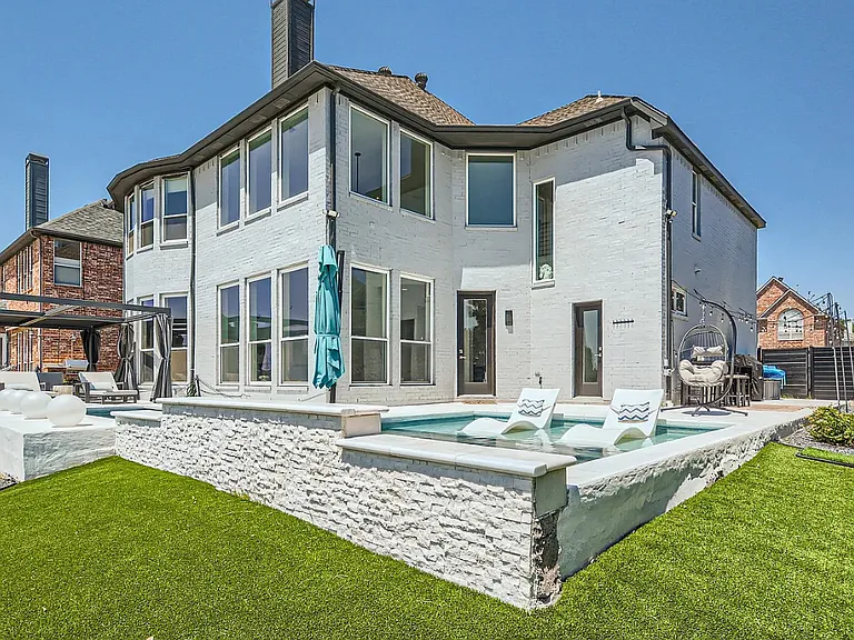 1323 Bradford Dr — Photo 3