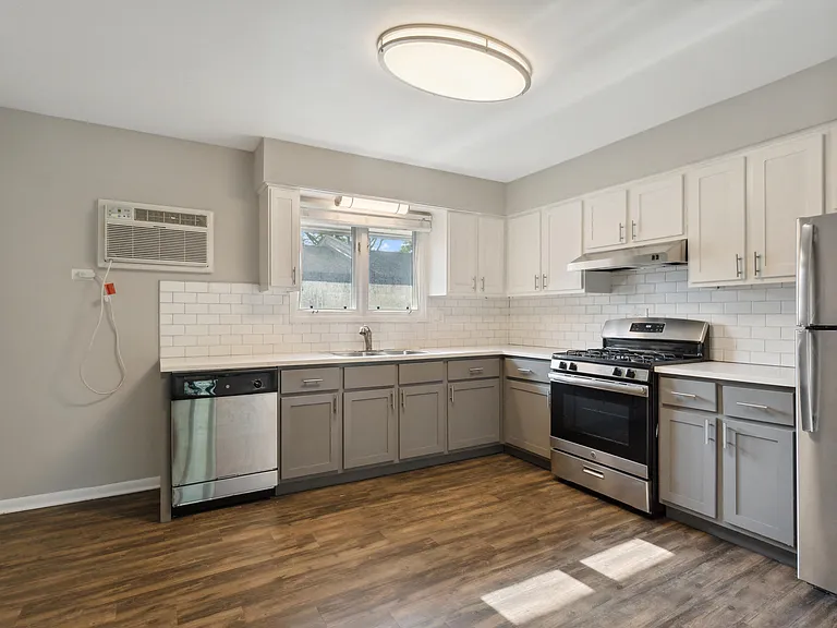 The Clarendon Apartment Homes — Photo 3