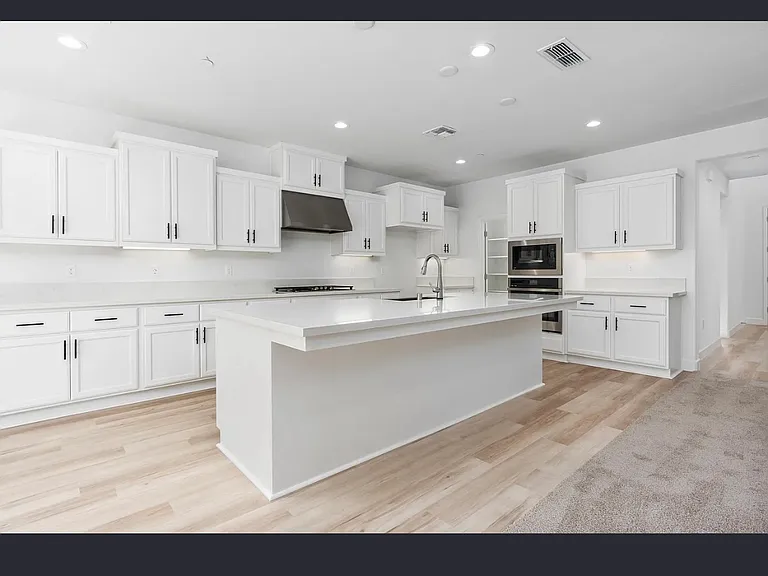 2901 Sand Hills Ave — Photo 2