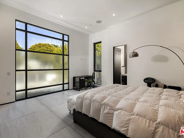 621 N Rodeo Dr — Photo 14