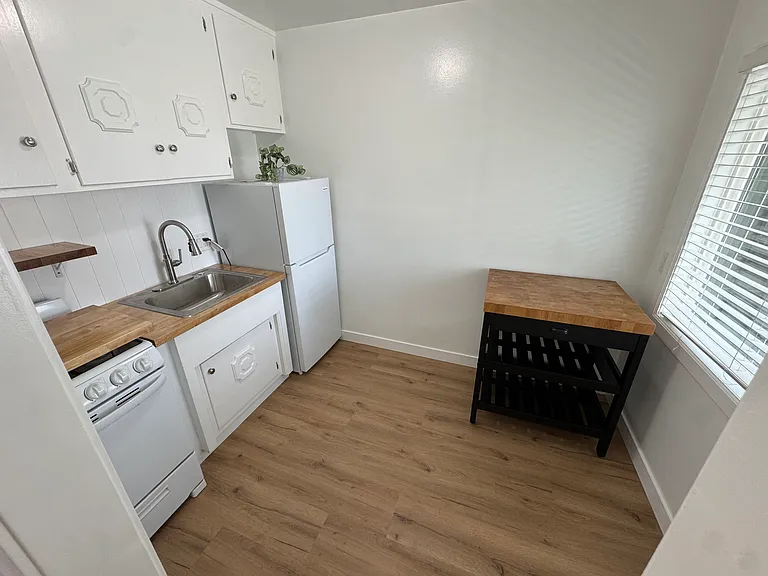 3243 E 10th St #6 — Photo 7