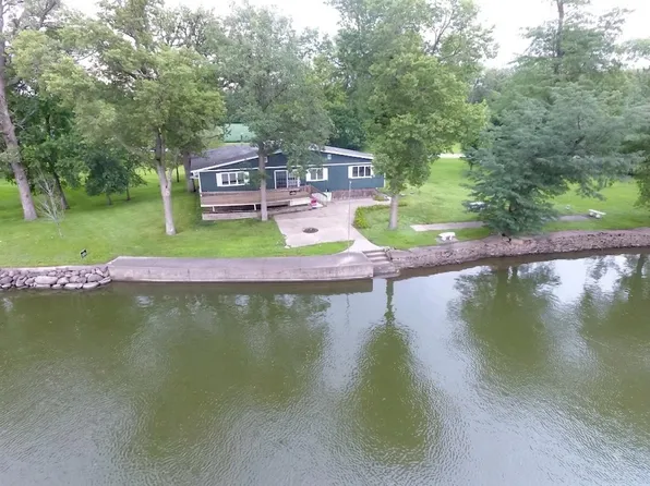 2204 Cottage Row Rd, Cedar Falls, IA 50613
