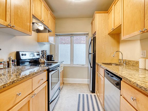 5th image of 1509 NE 10th Ave Unit 307