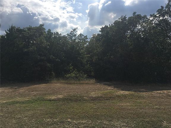 4th image of 137 Sam Houston Dr