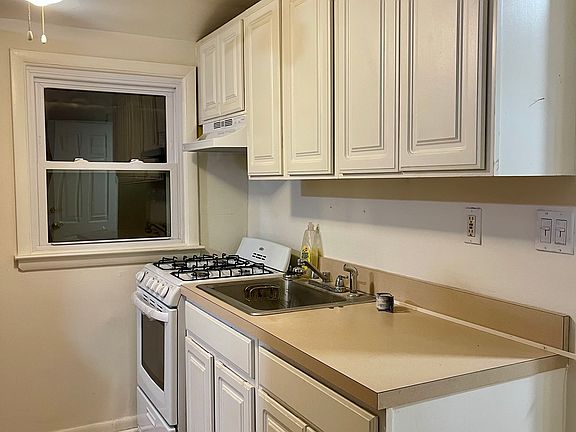 3rd image of 14 Mohegan Ave Floor 2