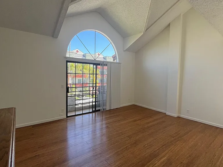 11250 Morrison St — Photo 2