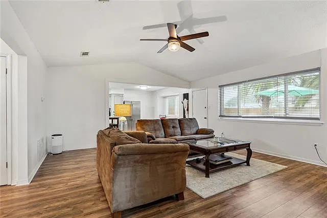 3 bed, 1600 sqft, $1,800 — Photo 2