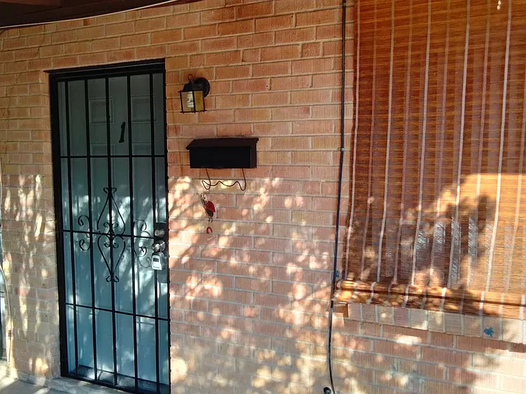 4431 E 3rd St #10 — Photo 3