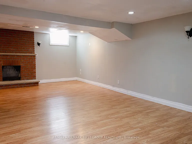 1702 Greenvale Cres — Photo 3