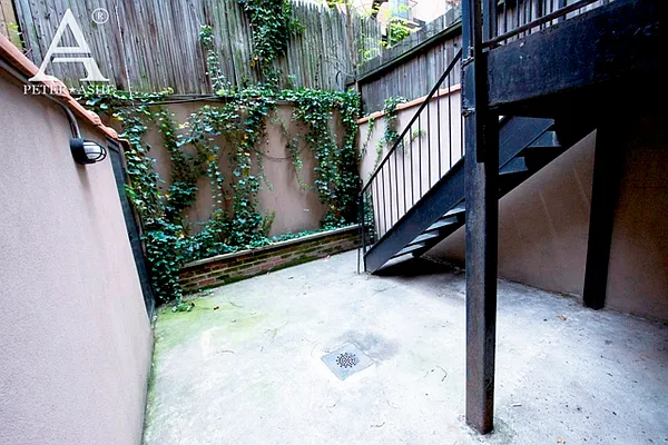 Rented by Peter Ashe | media 32