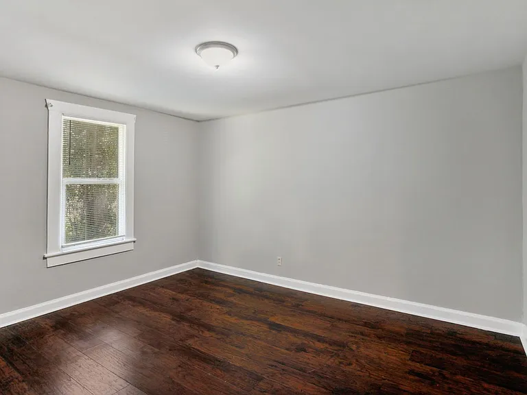 1405 E 32nd St — Photo 7