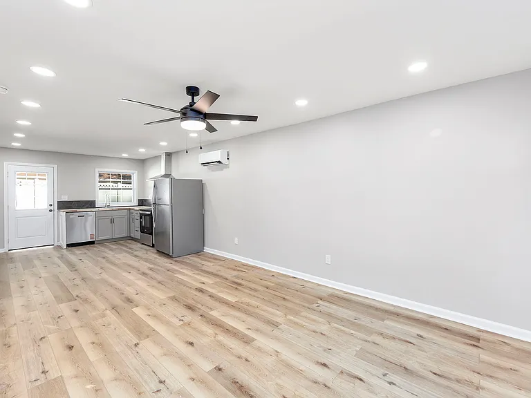 135 W Grand Ave #A — Photo 15