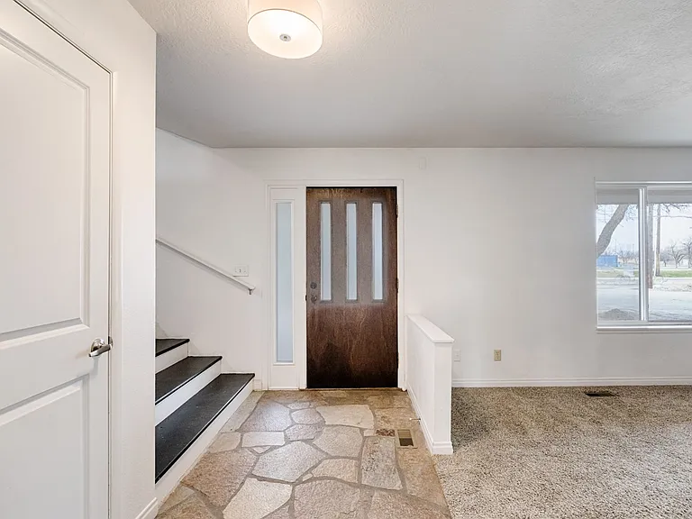 2960 S Apple St — Photo 5