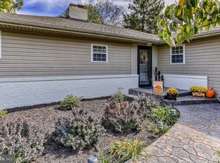 11927 Robinwood Dr, Hagerstown, MD 21742
