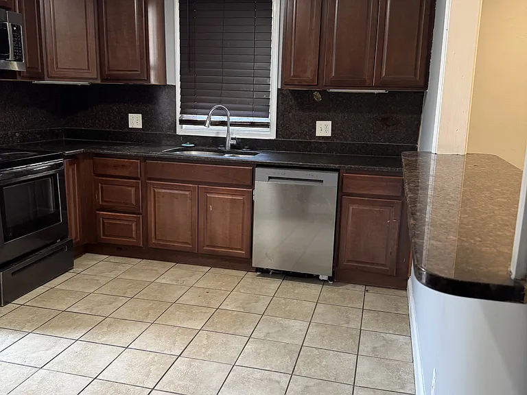 112 Burton Ln E — Photo 4