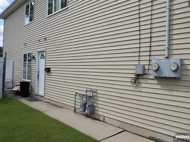 77 McKinley Ave — Photo 8